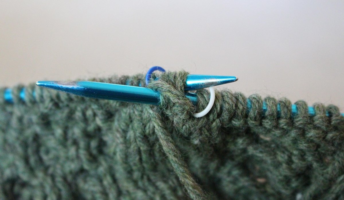 A Simple Moss Stitch Scarf Pattern for Beginners